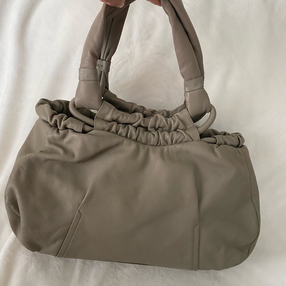 Salvatore Ferragamo handbag gorgeous. Taupe color - Picture 12 of 13